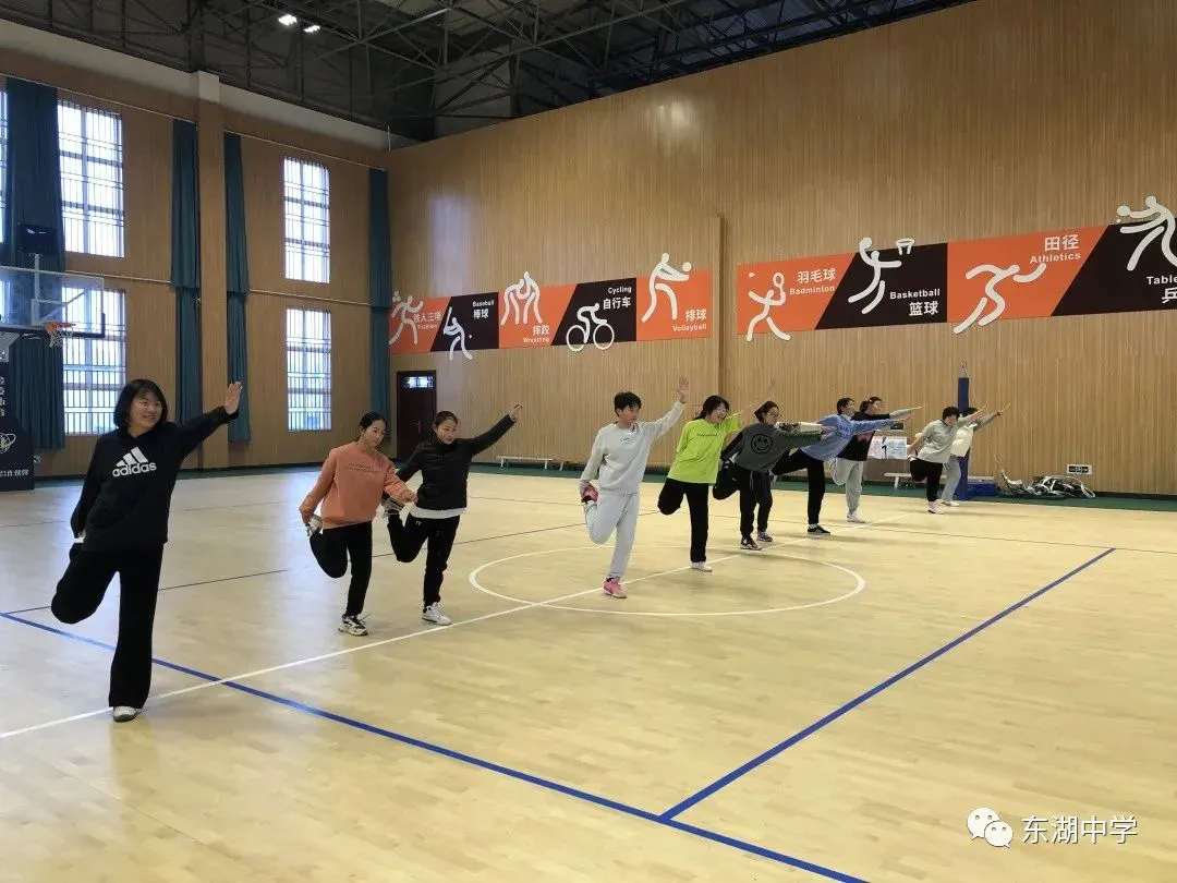 如何根据个人体能调整篮球对抗训练强度_1